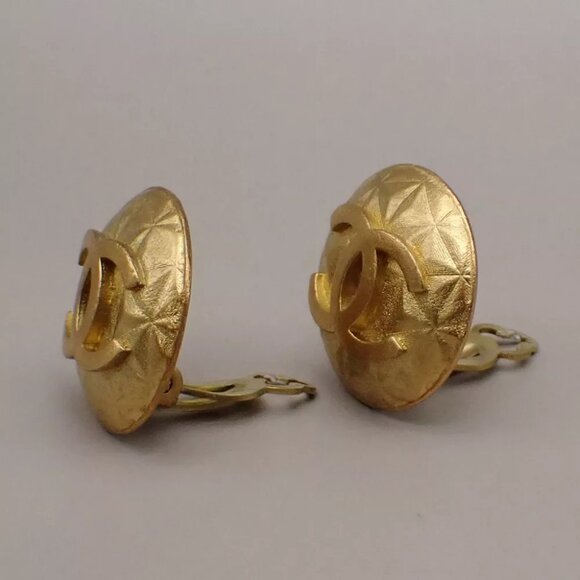 CHANEL CC Logo Round Button Earrings 95P Clip-On Gold GHW France Vintage 32RK782 - Picture 2 of 8